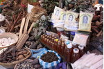 Léčivé rostliny na trhu na Madagaskaru. Léčivé rostliny na trhu v Antananarivo na Madagaskaru (foto Marco Schmidt).